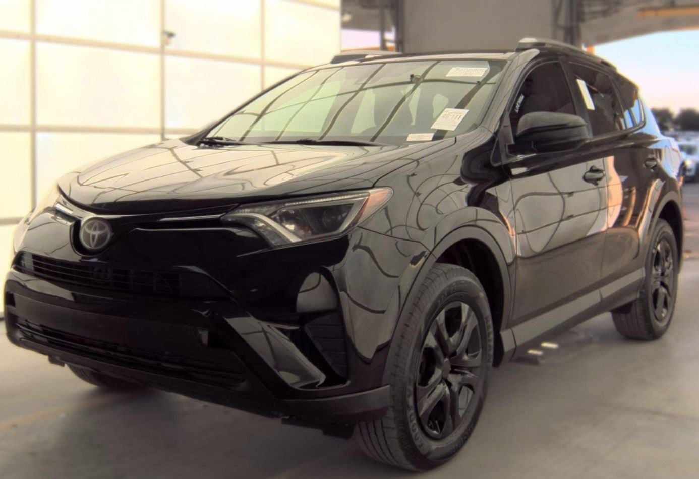 2018 Toyota RAV4 LE's photo